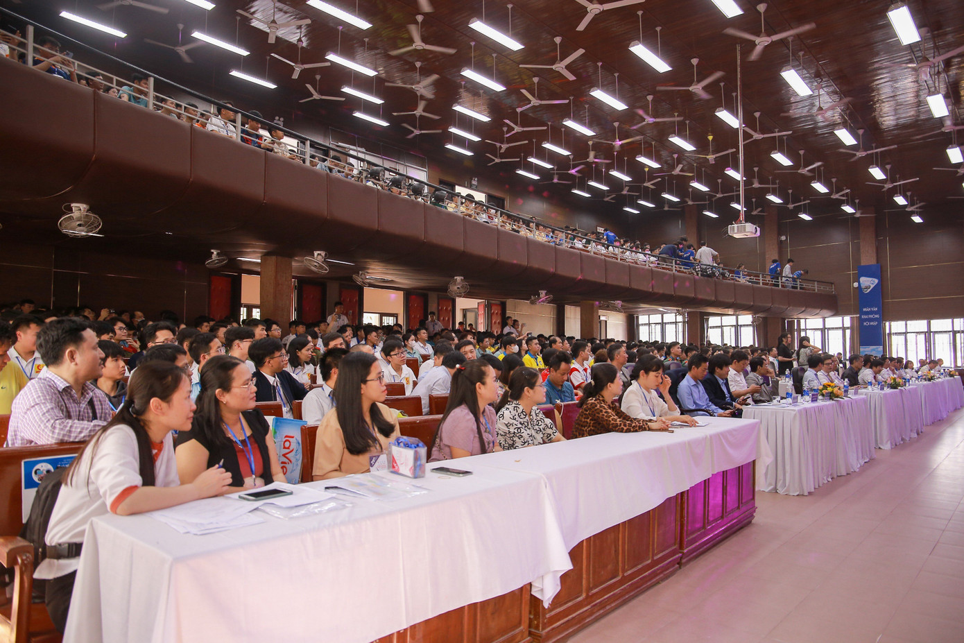 Kỳ thi có sự tham dự của 600 sinh viên và gần 200 giảng viên đến từ nhiều trường đại học trong cả nước.