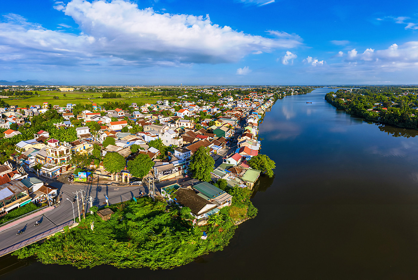 Theo thời gian, khu phố cổ trở nên biến dạng trước áp lực đô thị hóa, yêu cầu phòng tránh thiên tai mùa mưa lũ, nhà cao tầng mọc lên san sát đã dần thay thế những ngôi nhà cổ đã trở nên xuống cấp và không còn phù hợp với công năng sử dụng, lối sống, lối mưu sinh mới của người dân thời hiện đại. Ảnh: Huecity.