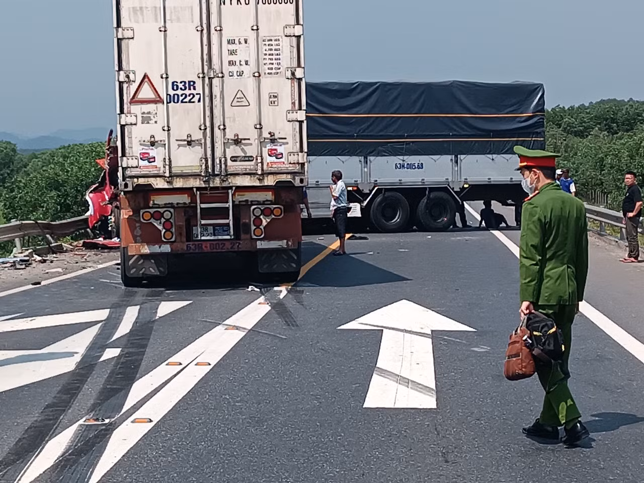 Lực lượng chức năng có mặt tại hiện trường để điều tra nguyên nhân vụ tai nạn giao thông.