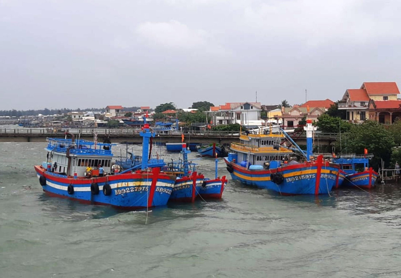 Từ sáng, tại vùng biển và khu vực đất liền tỉnh TT-Huế bắt đầu có mưa to, gió tăng cấp độ mạnh dần lên. Trước diễn biến phức tạp của mưa bão, từ những ngày trước, cơ quan chức năng tỉnh TT-Huế đã chủ động thông báo đến ngư dân, chủ phương tiện đánh bắt hải sản thuộc khu vực nguy hiểm phải khẩn trương quay vào bờ, tìm nơi trú tránh bão an toàn.