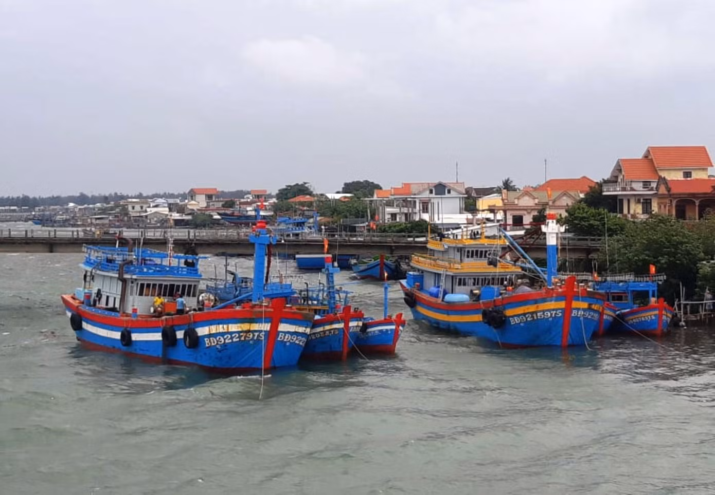 Từ sáng, tại vùng biển và khu vực đất liền tỉnh TT-Huế bắt đầu có mưa to, gió tăng cấp độ mạnh dần lên. Trước diễn biến phức tạp của mưa bão, từ những ngày trước, cơ quan chức năng tỉnh TT-Huế đã chủ động thông báo đến ngư dân, chủ phương tiện đánh bắt hải sản thuộc khu vực nguy hiểm phải khẩn trương quay vào bờ, tìm nơi trú tránh bão an toàn. Từ sáng, tại vùng biển và khu vực đất liền tỉnh TT-Huế bắt đầu có mưa to, gió tăng cấp độ mạnh dần lên. Trước diễn biến phức tạp của mưa bão, từ những ngày trước, cơ quan chức năng tỉnh TT-Huế đã chủ động thông báo đến ngư dân, chủ phương tiện đánh bắt hải sản thuộc khu vực nguy hiểm phải khẩn trương quay vào bờ, tìm nơi trú tránh bão an toàn.