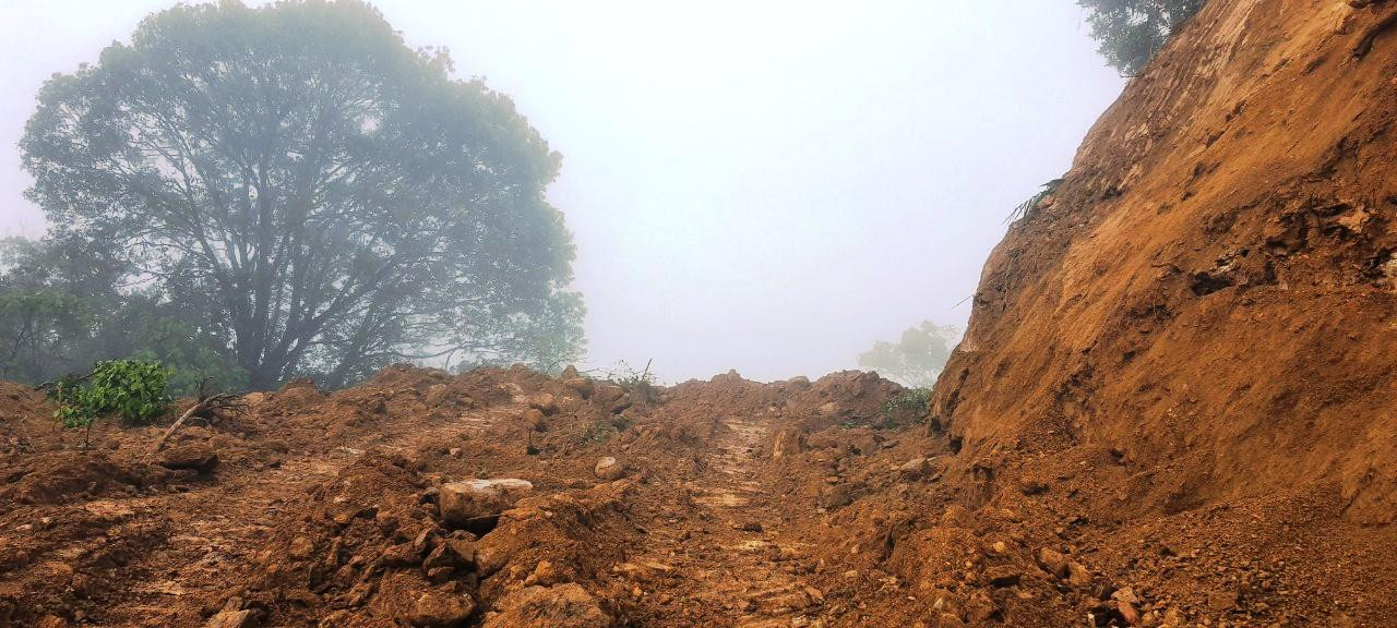 Bên cạnh đó, đơn vị thi công sẽ xử lý nền đường, taluy âm, cấy trụ cốt thép vào lòng núi ở dưới thân đường đoạn khắc phục sạt lở; bố trí tường chắn xây bằng đá hộc cao 6m tại vị trí chân taluy; mái taluy âm gia cố bằng tấm lát bê tông, bố trí rãnh thu nước dọc theo chân cơ và đỉnh kè. Đối với đoạn đường bị trôi, sạt, khi khắc phục sẽ bổ sung lại bề mặt bằng bê tông, bố trí thanh truyền lực, móng cấp phối đá dăm theo tiêu chuẩn kỹ thuật.