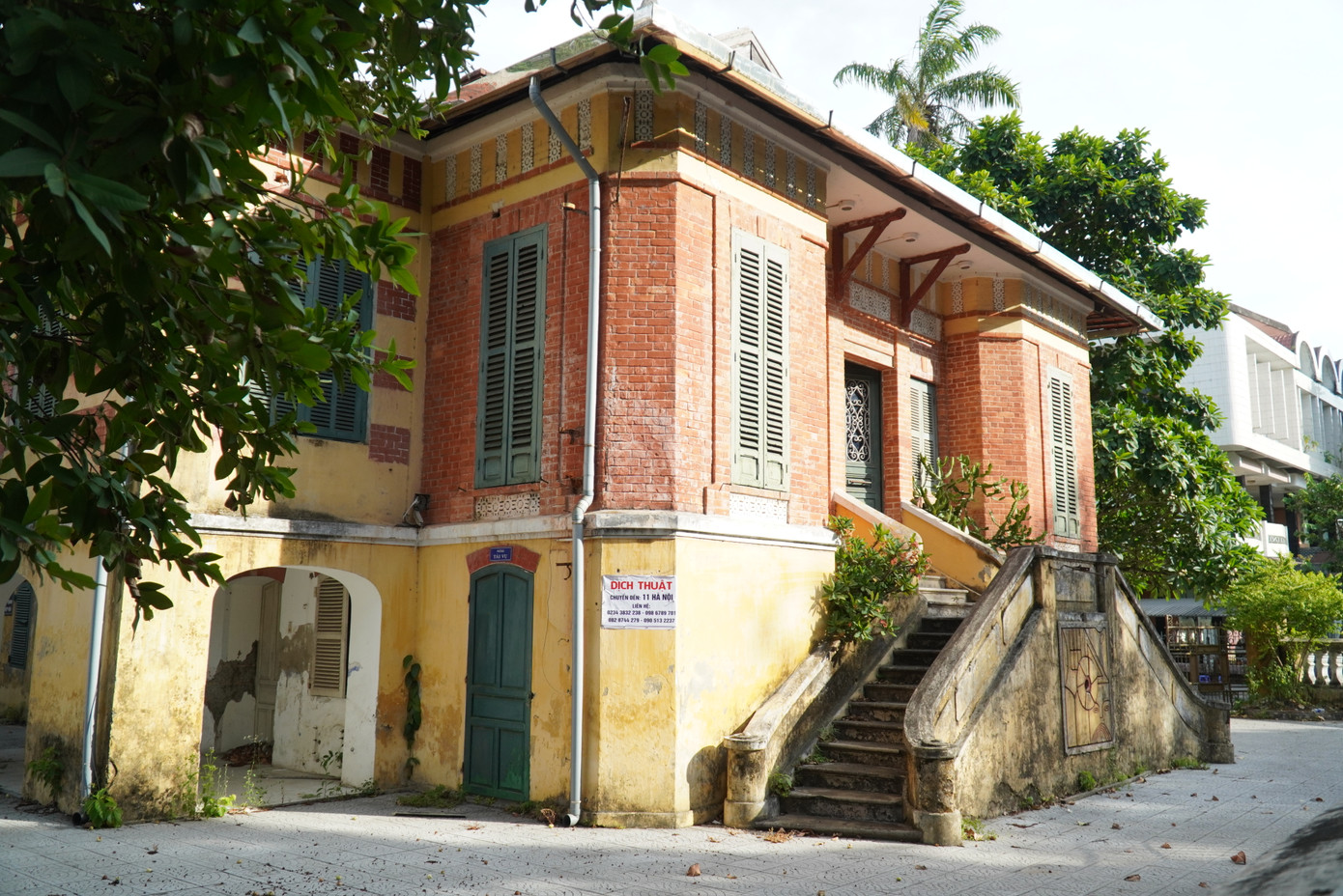 Từ quyết định đó, trong quá trình kêu gọi chủ trương kêu gọi doanh nghiệp nghiên cứu đầu tư dự án khu phức hợp khách sạn và dịch vụ thương mại cao cấp tại khu đất số 26, 28 đường Lê Lợi, TP Huế, lãnh đạo tỉnh TT-Huế đã đưa ra ý tưởng giữ lại ngôi biệt thự cổ này bằng cách di dời công trình đến một vị trí mới, nhằm nhường mặt bằng, không gian phục vụ phát triển kinh tế.