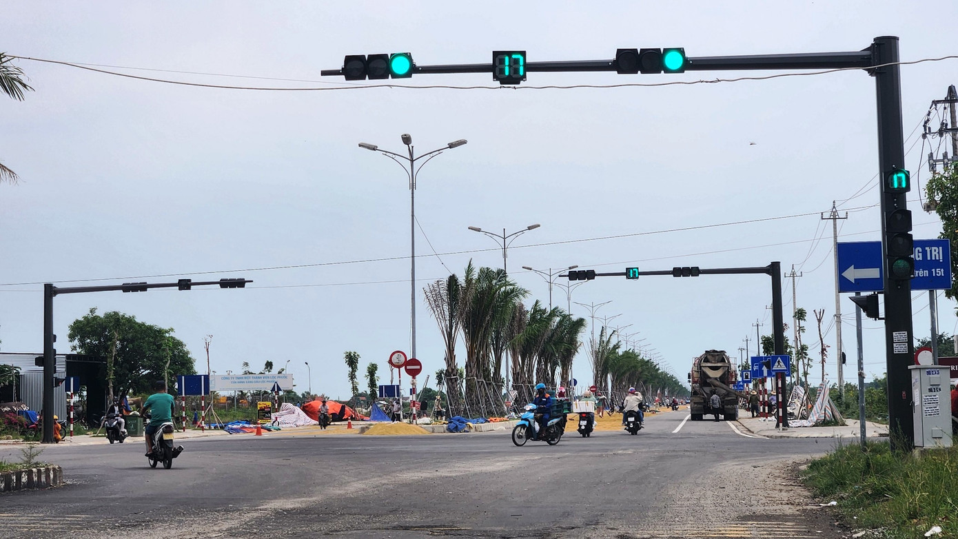 Ngay từ cụm đèn tín hiệu điểm đầu tuyến giao với Tỉnh lộ 10 qua xã Phú Mỹ, huyện Phú Vang, từ sáng 1/9 gần như toàn bộ mặt đường hai bên của công trình giao thông Phú Mỹ - Thuận An vừa đưa vào khai thác đã bị người dân chiếm dụng làm nơi phơi lúa vừa thu hoạch.