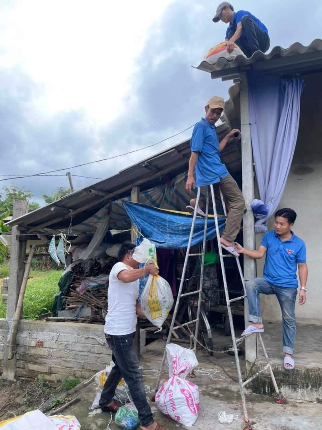 Đoàn viên, thanh niên tại TT-Huế giúp người dân giằng chống nhà cửa để ứng phó với mưa bão. Ảnh: CTV