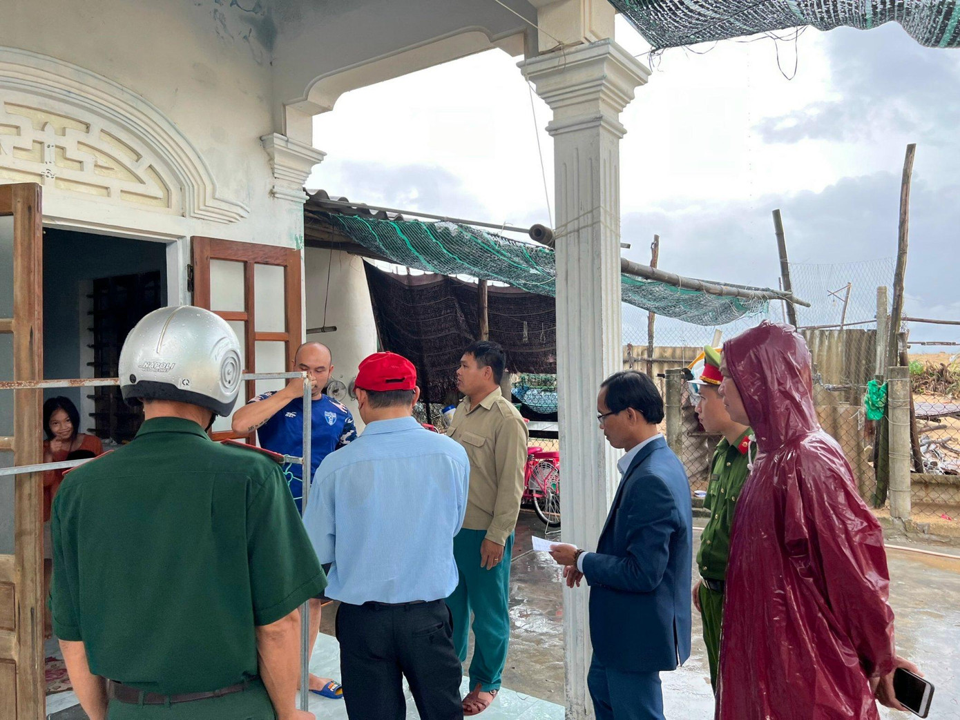 Lãnh đạo xã Phú Thuận (huyện Phú Vang, tỉnh TT-Huế) trực tiếp đến các hộ dân, đề nghị bà con gia cố, giằng chống nhà cửa, chủ động di dời đến nơi an toàn trước khi bão đổ bộ vào đất liền. Lãnh đạo xã Phú Thuận (huyện Phú Vang, tỉnh TT-Huế) trực tiếp đến các hộ dân, đề nghị bà con gia cố, giằng chống nhà cửa, chủ động di dời đến nơi an toàn trước khi bão đổ bộ vào đất liền.