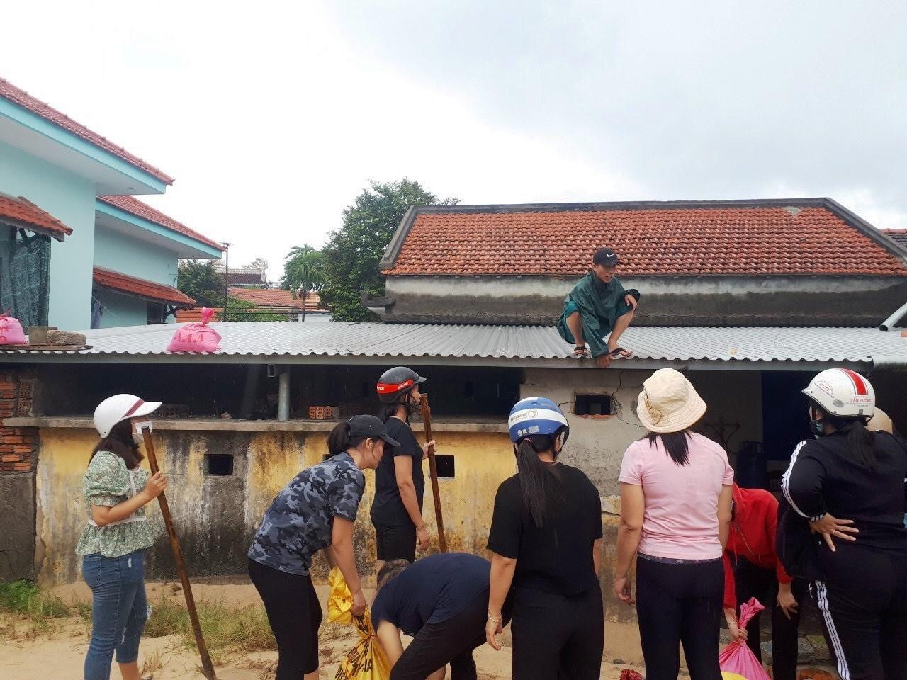 Lực lượng chức năng địa phương về cơ sở giúp dân giằng chống nhà cửa bảo đảm an toàn trước mưa bão. Lực lượng chức năng địa phương về cơ sở giúp dân giằng chống nhà cửa bảo đảm an toàn trước mưa bão.