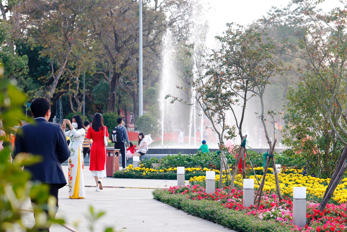 Lối đi đầy hoa lá giữa công viên Lý Tự Trọng dọc đường Lê Lợi ven sông Hương xứ Huế