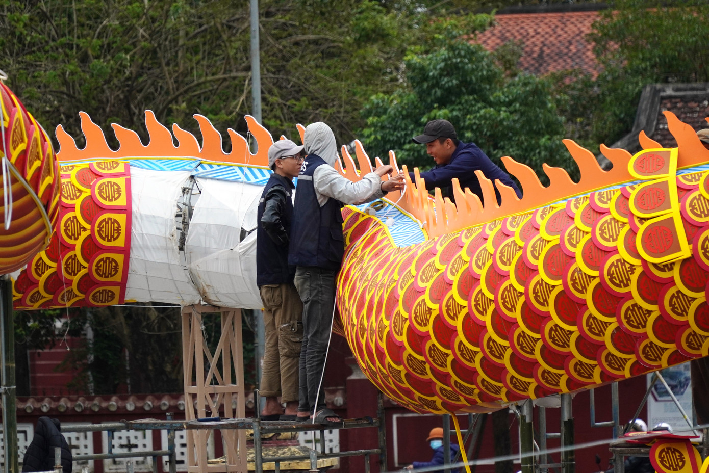 Thân rồng được làm bằng khung thép tròn, có nhiều đoạn uốn lượn từ đầu, thân, đến phần đuôi.