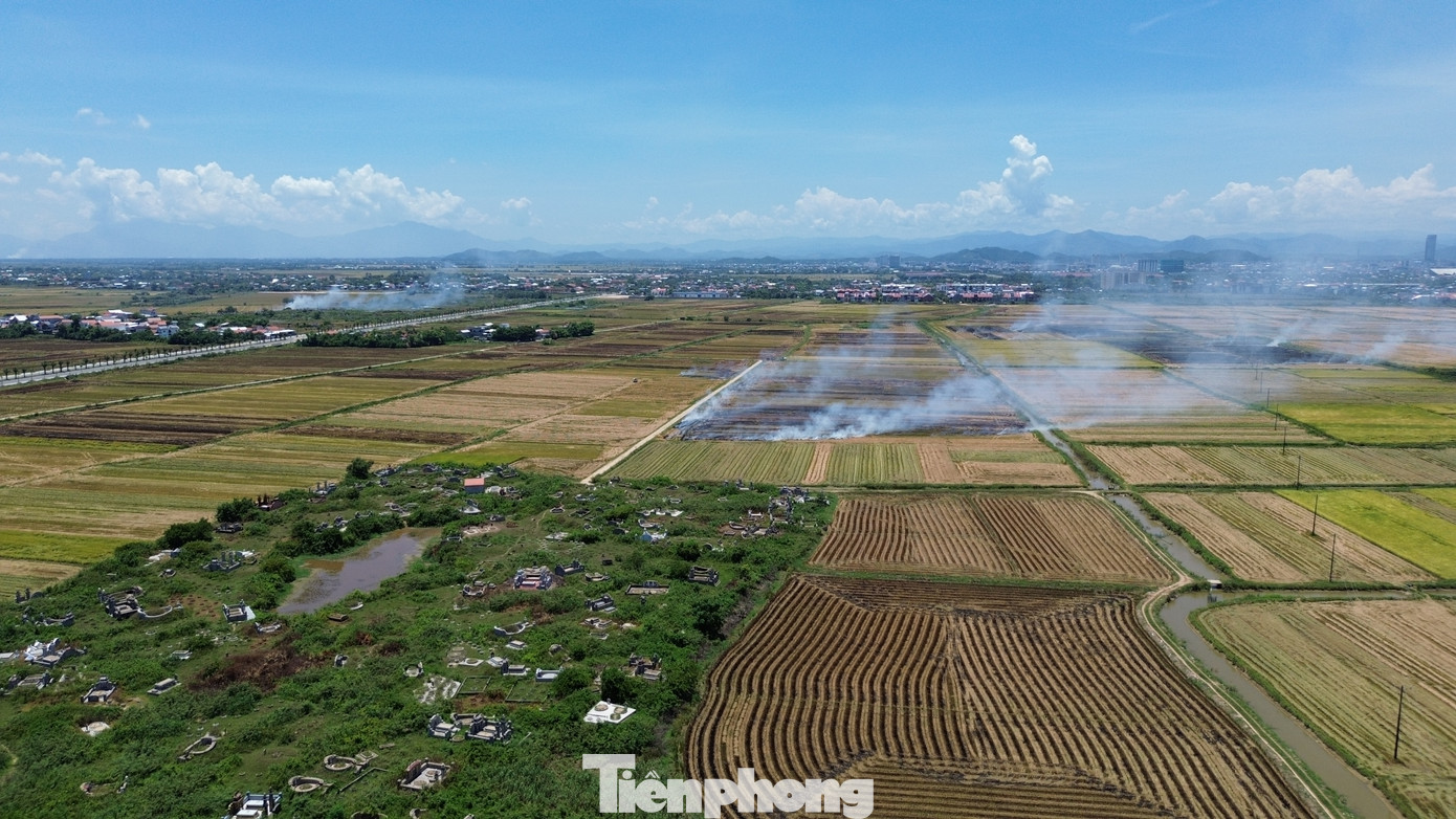 Ông Nguyễn Văn Chính - Phó Chủ tịch UBND huyện Phú Vang - cho biết các cấp chính quyền của huyện không chỉ triển khai tuyên truyền, vận động hạn chế tình trạng đốt rơm rạ sau thu hoạch lúa mà còn cấm người dân thực hiện hành vi này. “Trên địa bàn huyện hiện có khoảng 50 máy cuộn rơm sau thu hoạch, nên góp phần hạn chế đáng kể tình trạng đốt rơm rạ gây ô nhiễm môi trường, ảnh hưởng an toàn giao thông. Tuy nhiên, vấn nạn đốt rơm rạ trên đồng vẫn còn tái diễn ở một vài nơi. Huyện tiếp tục chỉ đạo các địa phương tăng cường giám sát, có chế tài xử lý nghiêm hành vi này", ông Chính thông tin.