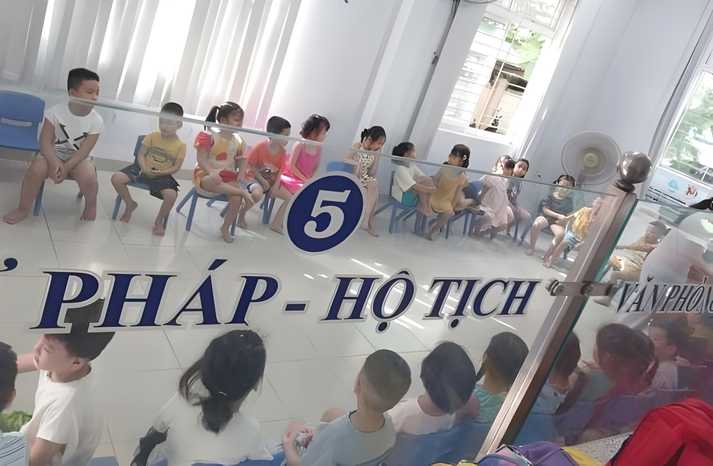 Hơn 100 trẻ mầm non "học nhờ" trụ sở phường Thuận Hòa (TP Huế).