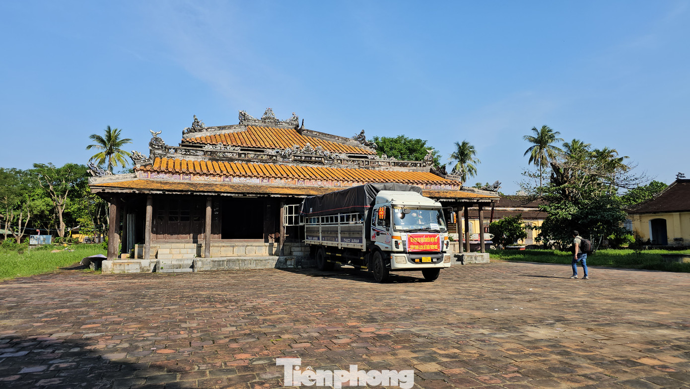 Trong ngày 1/11, các phương tiện vận tải tập trung trước Di Luân đường (khuôn viên di tích Quốc Tử Giám) để lần lượt di chuyển các hiện vật về cơ sở mới của bảo tàng.