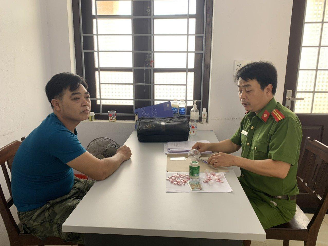 Trần Ngọc Duy và tang vật ma túy tại cơ quan công an