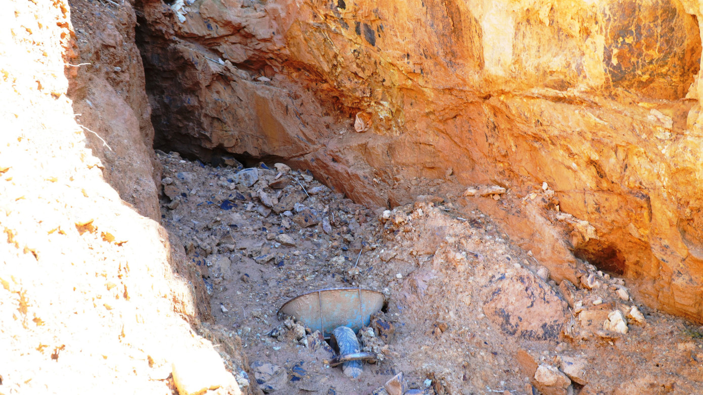 Dấu vết đào đất đãi vàng trái phép đã cũ, dụng cụ phục vụ khai khoáng bị bùn vùi lấp từ lâu.