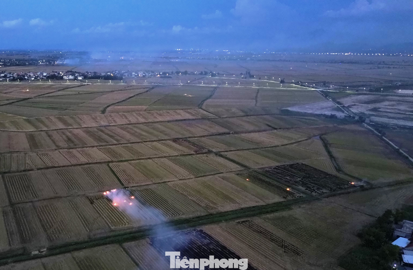 Anh Tôn Thất Đại Dương (trú phường Thuận Lộc, TP. Huế) phản ánh có thời điểm khói đốt đồng còn tràn vào cả khu vực Kinh thành, làm mờ mịt cảnh quan sông Hương, cầu Trường Tiền (TP. Huế)… gây ảnh hưởng đời sống sinh hoạt, hoạt động giao thông đi lại và du lịch.