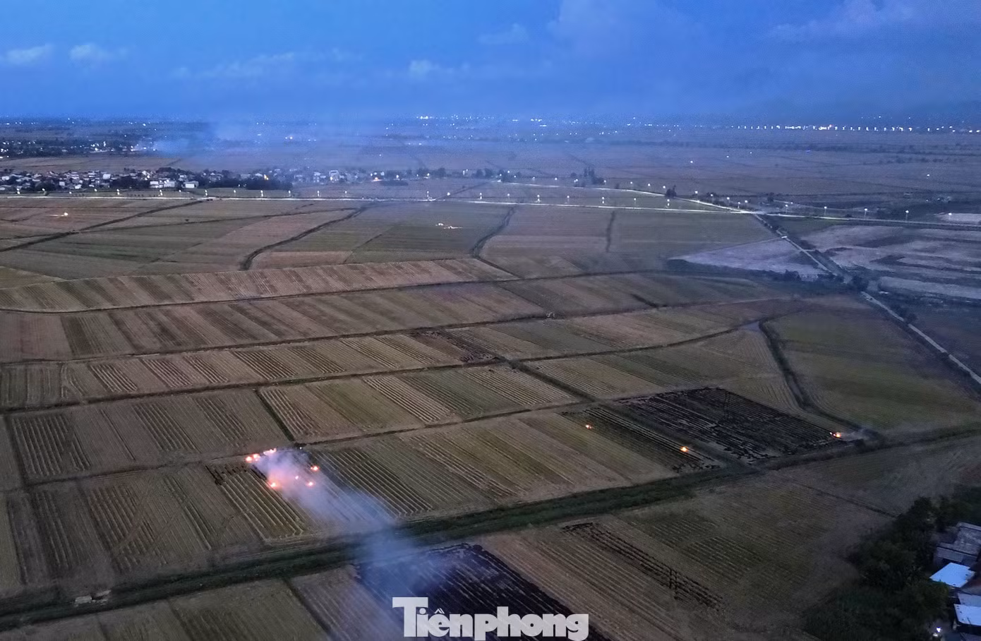Anh Tôn Thất Đại Dương (trú phường Thuận Lộc, TP. Huế) phản ánh có thời điểm khói đốt đồng còn tràn vào cả khu vực Kinh thành, làm mờ mịt cảnh quan sông Hương, cầu Trường Tiền (TP. Huế)… gây ảnh hưởng đời sống sinh hoạt, hoạt động giao thông đi lại và du lịch.