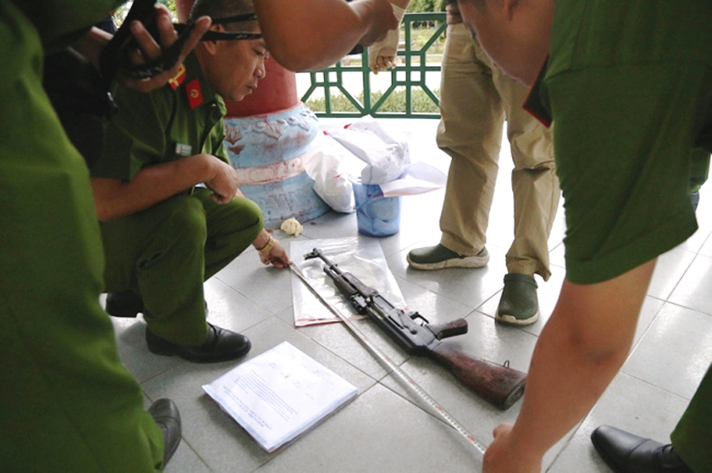 Tang vật súng AK do Quốc sử dụng để cướp hai tiệm vàng tại Huế. Ảnh: CA