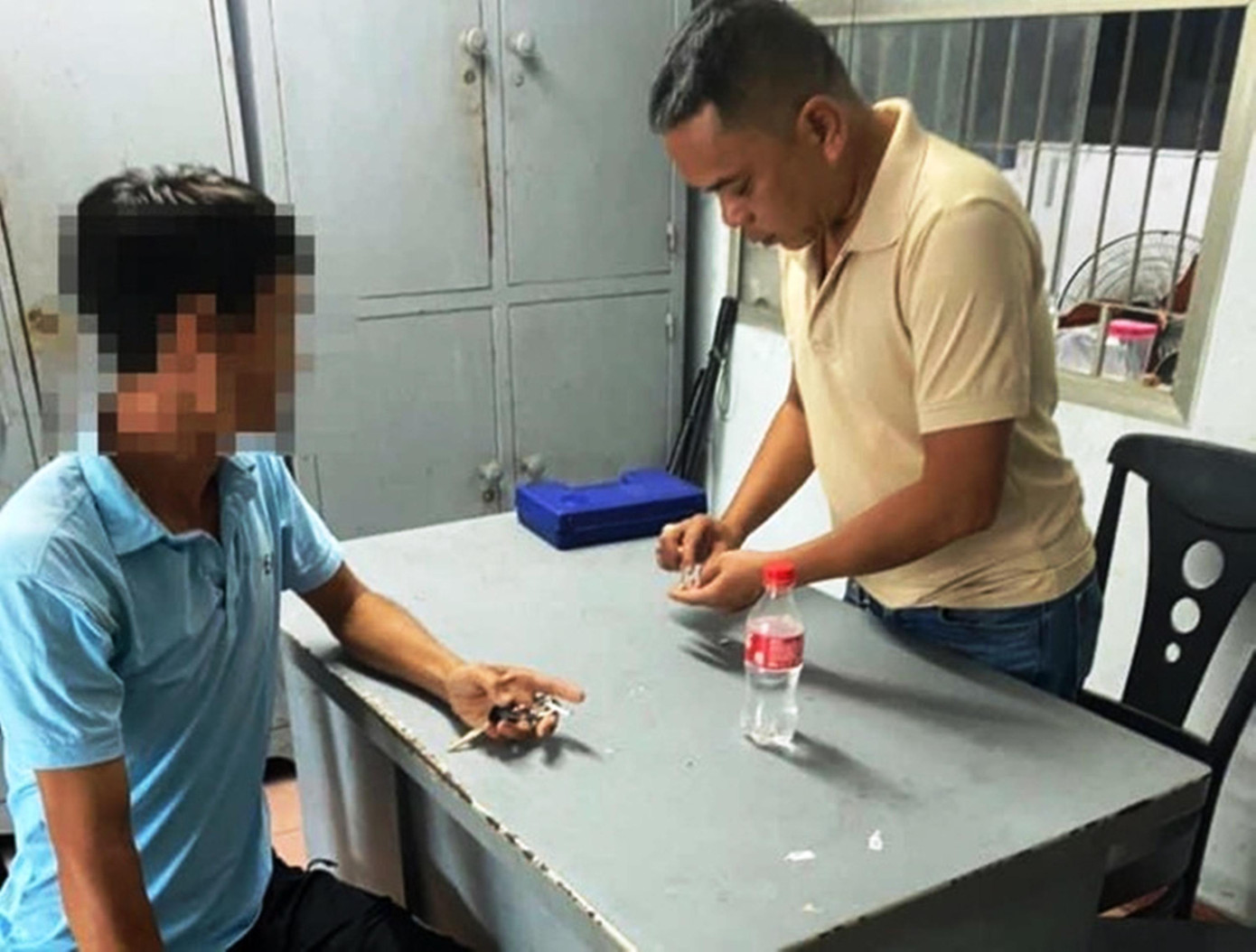 Người dân mang vàng nhặt được trên đường giao nộp cho công an. Ảnh: CA