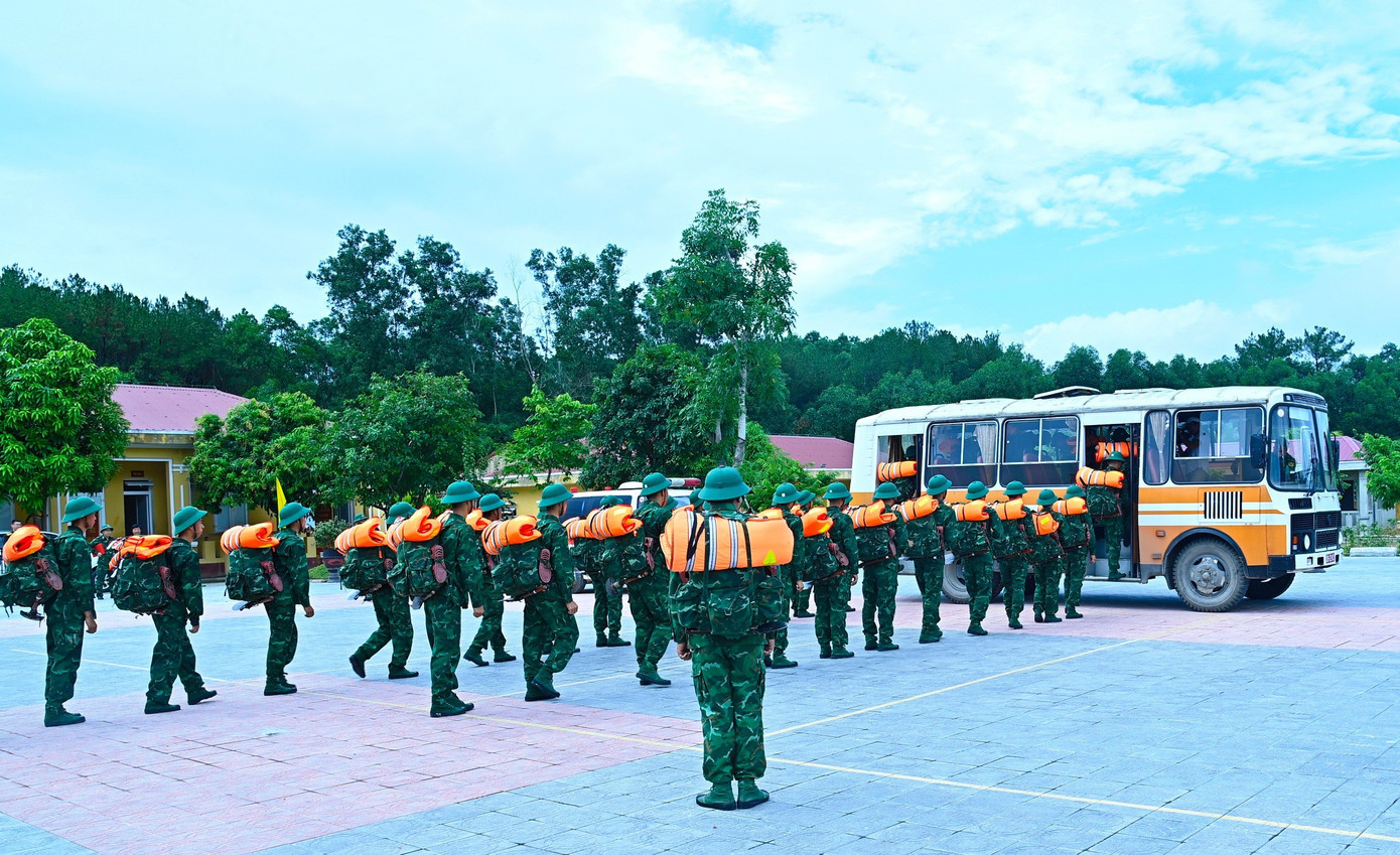 Huy động lực lượng tham gia ứng phó sự cố tràn dầu. Huy động lực lượng tham gia ứng phó sự cố tràn dầu.