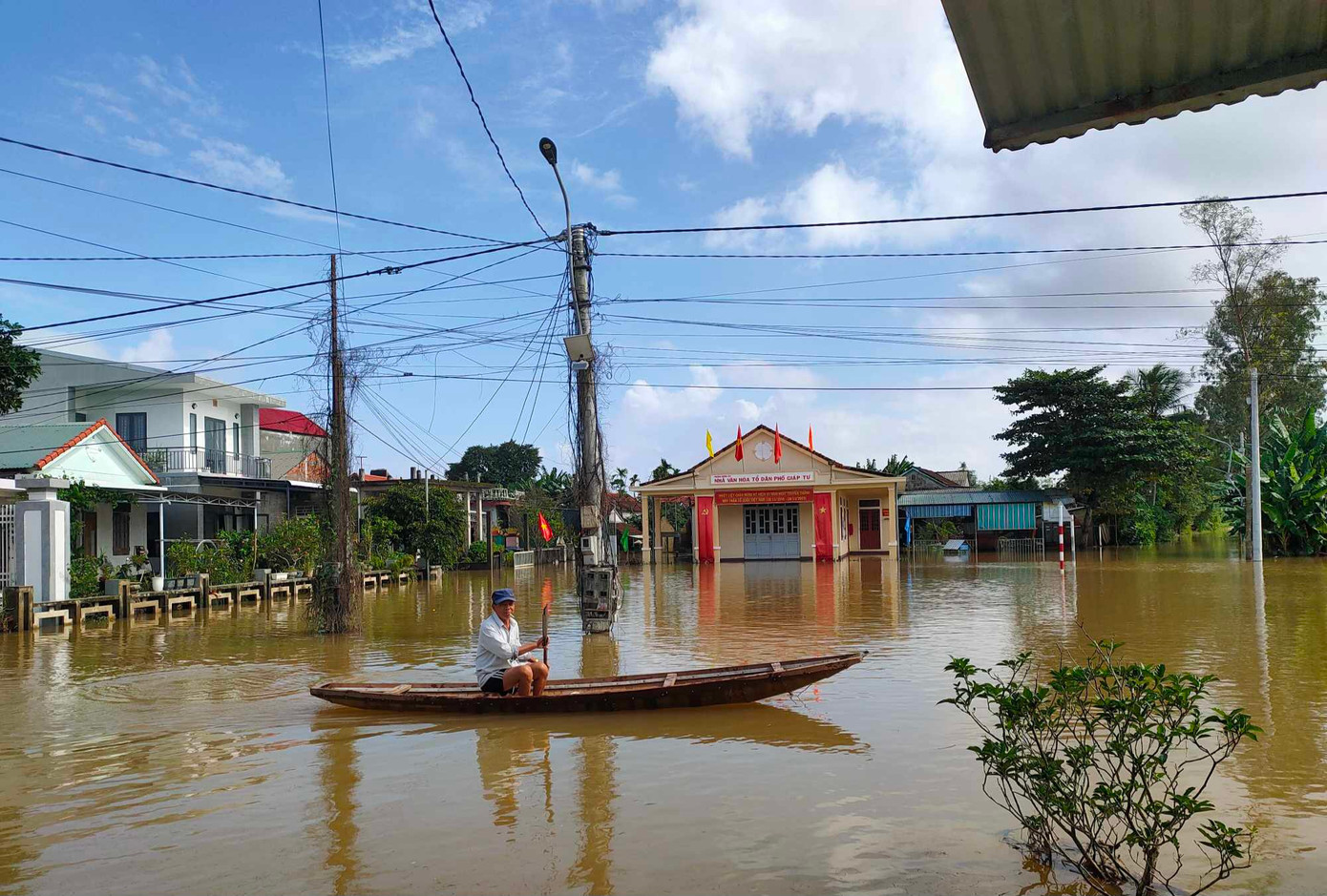 Mặc dù lũ trên sông Hương, sông Bồ bắt đầu rút chậm, nhưng nhiều khu vực tại TT-Huế vẫn còn ngập lụt, người dân phải di chuyển bằng đò ghe.