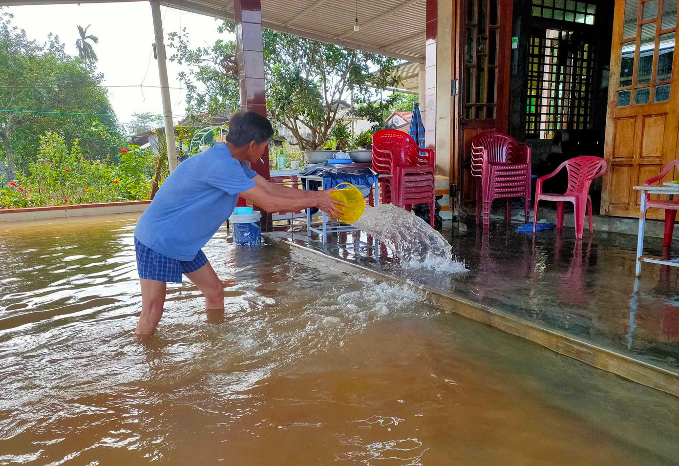 Người dân tất bật dọn vệ sinh sau khi nước lũ hạ dần.