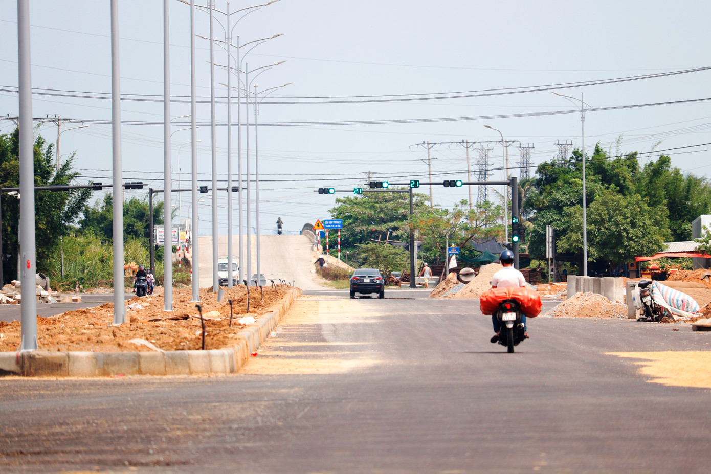 Điểm "tắc" giao với Quốc lộ 49 qua phường Thuận An (TP Huế) đã được thông tuyến. Đến ngày 1/9, toàn tuyến đã được thông xe ở cả hai chiều Phú Mỹ đi Thuận An và ngược lại.