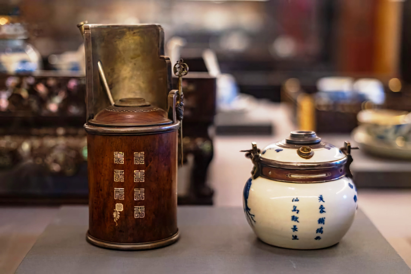 Với thời gian triển lãm diễn ra trong gần một tháng (kéo dài đến ngày 21/7), du khách tham quan điện Kiến Trung có dịp chiêm ngưỡng hàng trăm cổ vật, hiện vật được lựa chọn theo các sưu tập thuộc những nhóm chất liệu đồ gỗ, đồ pháp lam, gốm sứ, đồ kim loại quý... Ảnh: TTBTDTCĐ Huế.