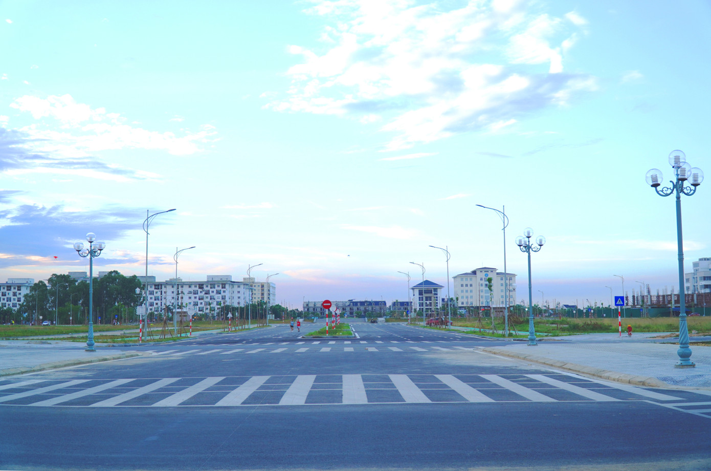 Trong đó, hệ thống mặt đường được nâng cấp, tôn cao, thảm nhựa mới. Trong đó, hệ thống mặt đường được nâng cấp, tôn cao, thảm nhựa mới.