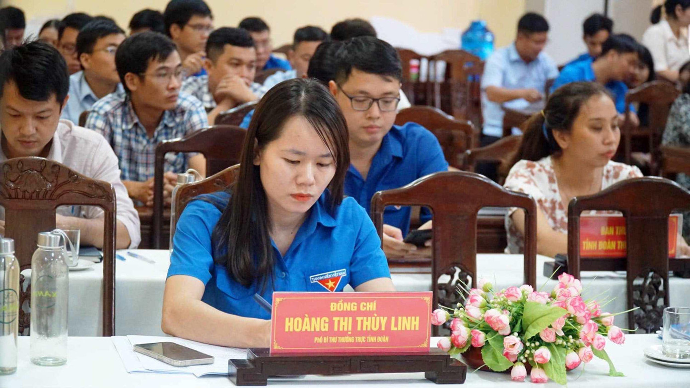 Chị Hoàng Thị Thùy Linh - Phó Bí thư Thường trực Tỉnh Đoàn TT-Huế, được tín nhiệm bầu giữ chức danh Chủ tịch Hội đồng Đội tỉnh TT-Huế khoá XV, nhiệm kỳ 2017 - 2022. Chị Hoàng Thị Thùy Linh - Phó Bí thư Thường trực Tỉnh Đoàn TT-Huế, được tín nhiệm bầu giữ chức danh Chủ tịch Hội đồng Đội tỉnh TT-Huế khoá XV, nhiệm kỳ 2017 - 2022.