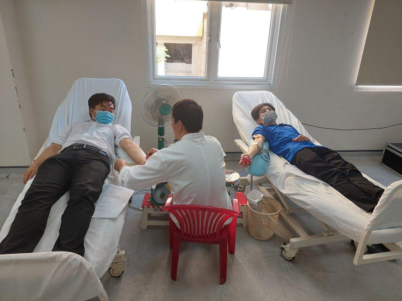 Tích cực tham gia hiến máu tình nguyện. Tích cực tham gia hiến máu tình nguyện.