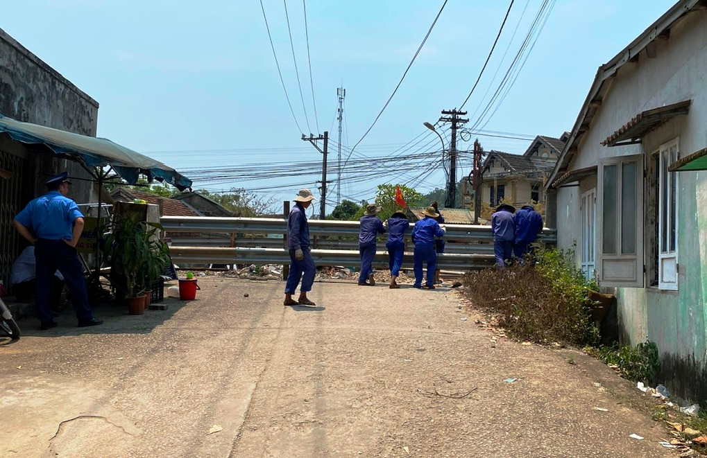 Lối mở tự phát đã được đóng, khóa kín hoàn toàn bằng các dãy tôn hộ lan. Ảnh: ĐSBTT