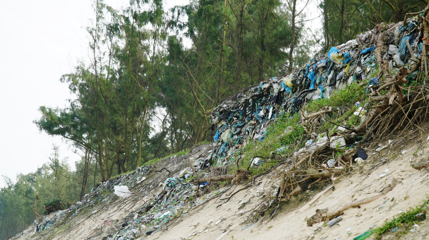 Phòng TN&amp;MT huyện Phú Vang cho biết, do đây là vấn đề mới phát sinh gây ảnh hưởng đến môi trường bờ biển vốn rất nhạy cảm với rác thải nhựa, cơ quan sẽ tham mưu lên UBND huyện xem xét bố trí ngân sách năm 2022 để hỗ trợ địa phương sớm xử lý dứt điểm bãi rác bị “vỡ” hiện đang treo bên bờ biển xã Phú Thuận.