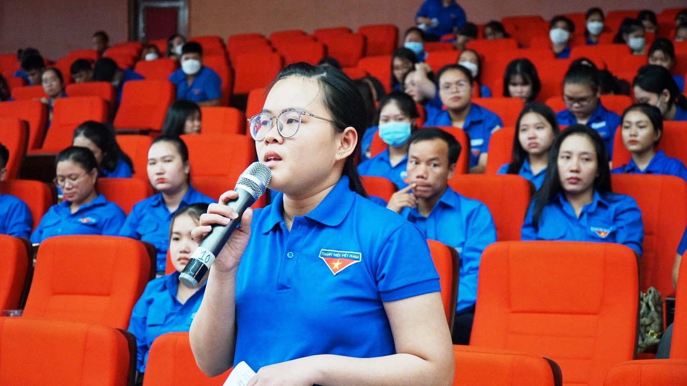 ĐVTN đối thoại với lãnh đạo tỉnh TT-Huế. Ảnh: N.V