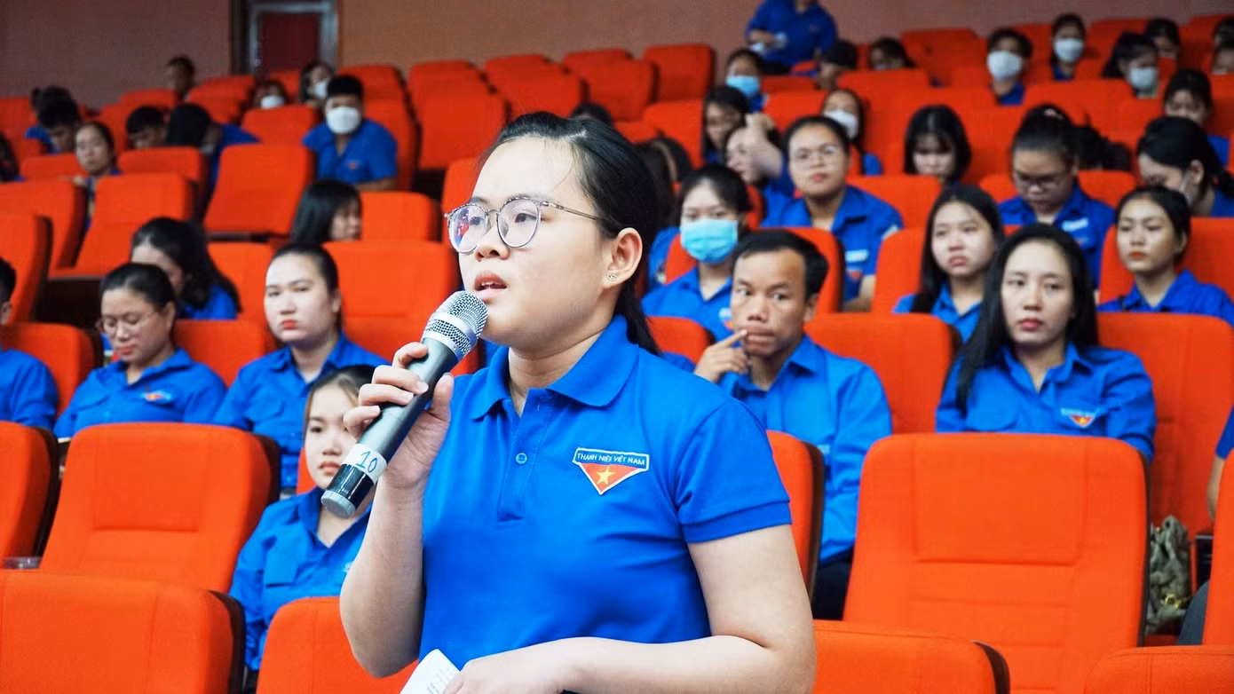 ĐVTN đối thoại với lãnh đạo tỉnh TT-Huế. Ảnh: N.V