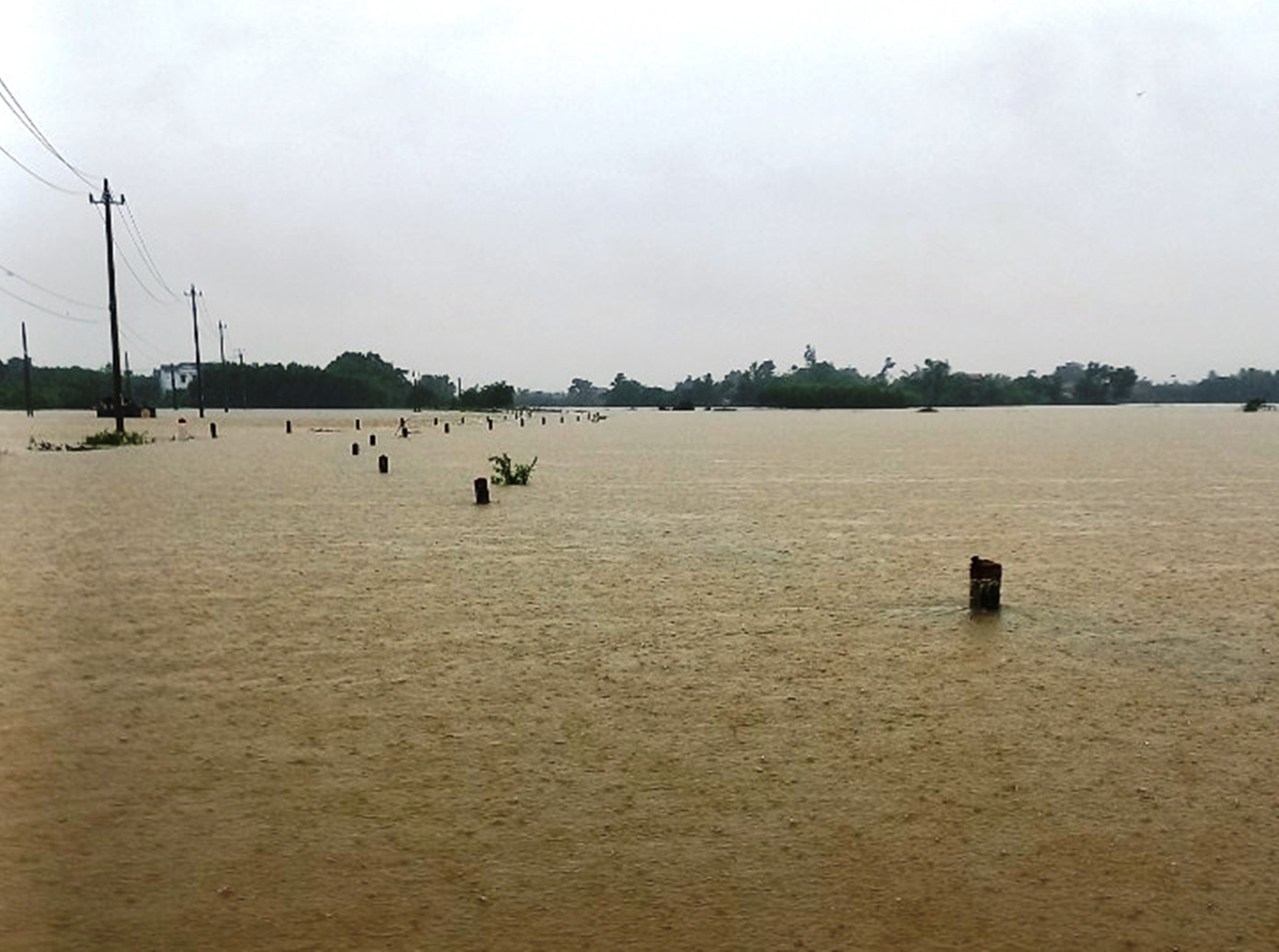 Tuyến đường tỉnh qua địa bàn huyện Phong Điền bị ngập sâu trong ngày 13/10. Tuyến đường tỉnh qua địa bàn huyện Phong Điền bị ngập sâu trong ngày 13/10.