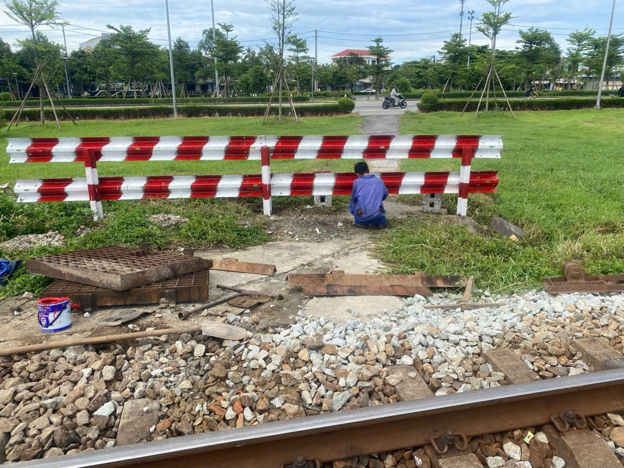 Việc rào chắn, xóa bỏ các lối đi tự phát này xuất phát từ thực trạng đáng lo ngại do các đường ngang băng đường sắt có khẩu độ nhỏ hẹp, khuất tầm nhìn, không có rào chắn hay biển cảnh báo, tiềm ẩn nguy cơ tai nạn cao.