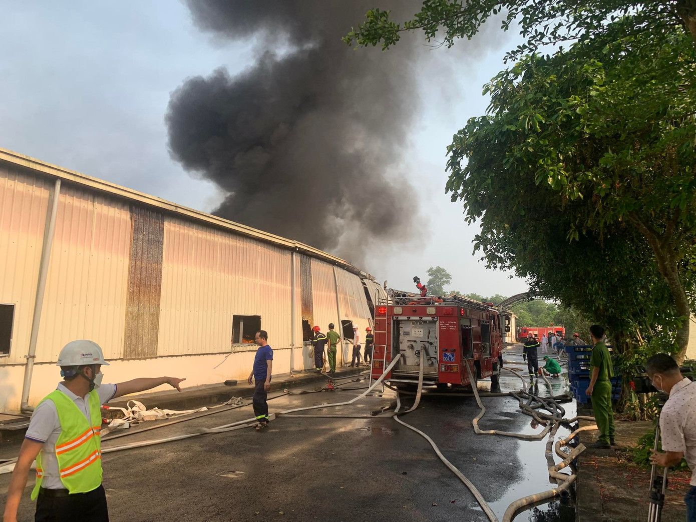 Lực lượng phòng cháy chữa cháy và cứu nạn cứu hộ Công an tỉnh TT-Huế triển khai nhân lực và phương tiện chuyên dụng khống chế vụ cháy.