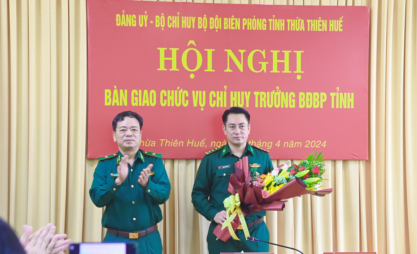 Thiếu tướng Nguyễn Văn Thiện - Phó Tư lệnh BĐBP, tặng hoa chúc mừng Thượng tá Hoàng Minh Hùng - Chỉ huy trưởng BĐBP tỉnh TT-Huế. Thiếu tướng Nguyễn Văn Thiện - Phó Tư lệnh BĐBP, tặng hoa chúc mừng Thượng tá Hoàng Minh Hùng - Chỉ huy trưởng BĐBP tỉnh TT-Huế.