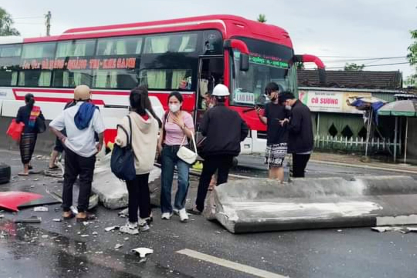 Nhiều hành khách đi trên chiếc xe gặp nạn một phen hoảng loạn. Ảnh: CTV