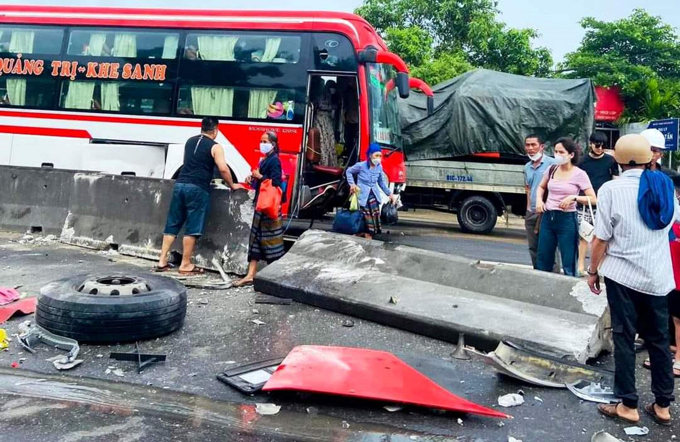 Xe khách chạy sai phần đường gây tai nạn bị hư hỏng phần đầu, một chiếc lốp trước văng ra khỏi thân ô tô. Ảnh: CTV