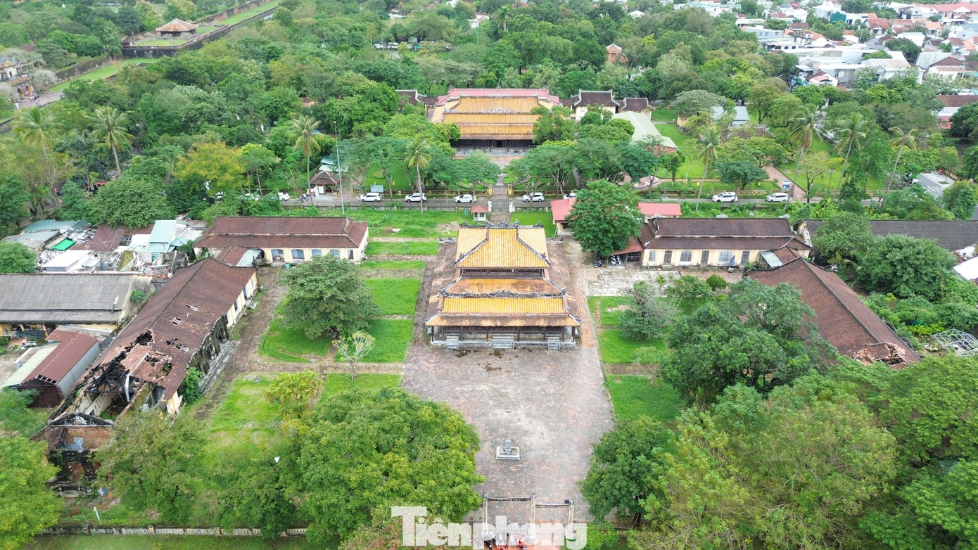 Khuôn viên di tích Quốc Tử Giám triều Nguyễn tại Huế nhìn từ trên cao. Khuôn viên di tích Quốc Tử Giám triều Nguyễn tại Huế nhìn từ trên cao.