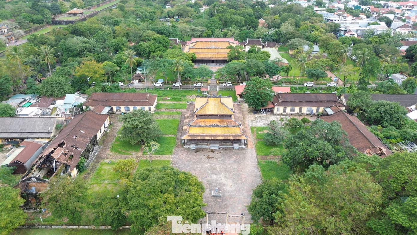 Khuôn viên di tích Quốc Tử Giám triều Nguyễn tại Huế nhìn từ trên cao. Khuôn viên di tích Quốc Tử Giám triều Nguyễn tại Huế nhìn từ trên cao.