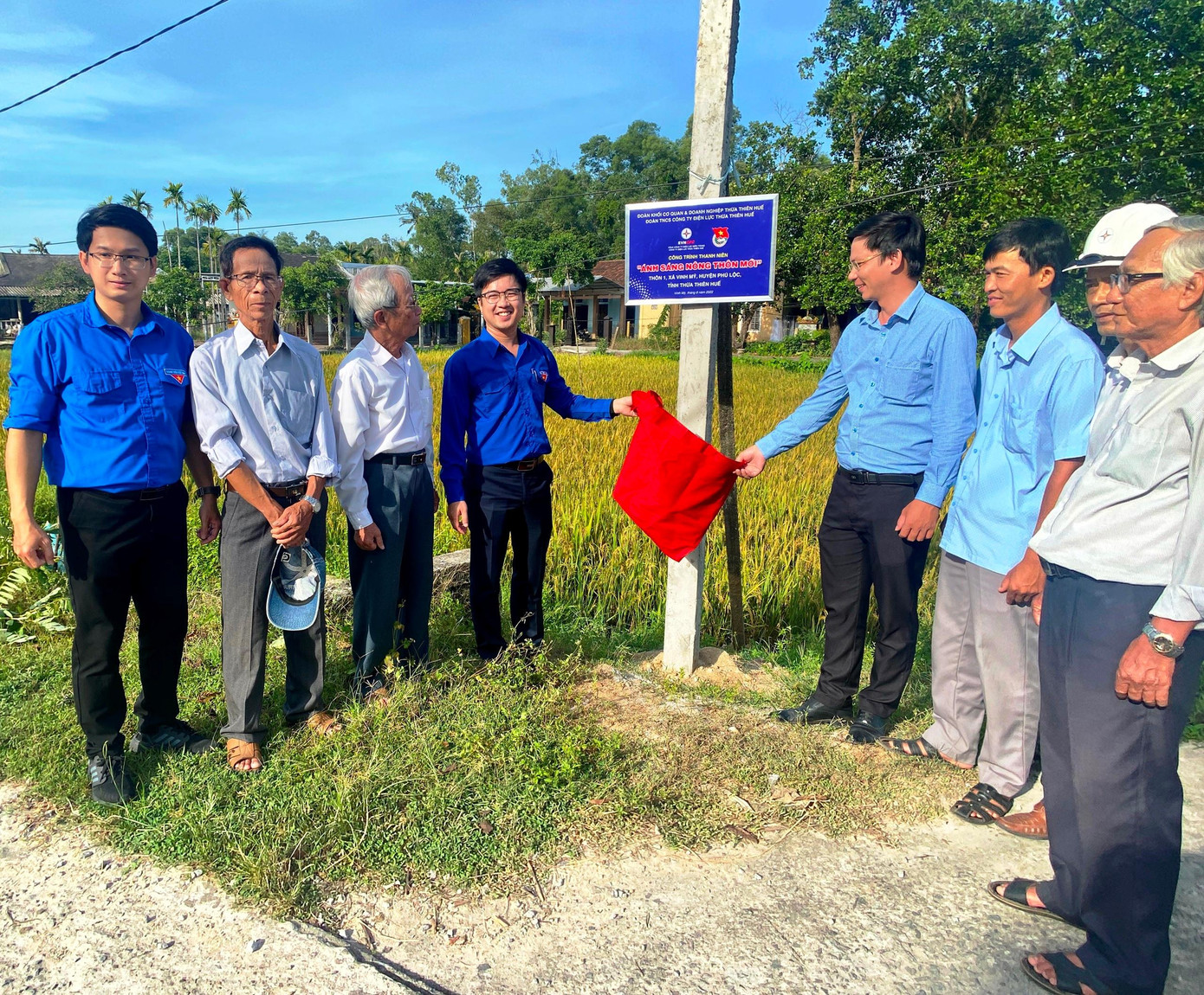 Thực hiện công trình thanh niên "Ánh sáng nông thôn mới" tại xã Vinh Hưng, huyện Phú Lộc, TT-Huế