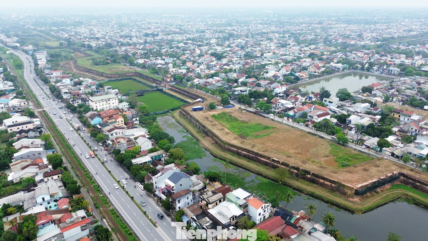 Hai Eo bầu Tây An và Tây Trinh nằm trong hệ thống Kinh thành Huế cũng nằm trong diện tu bổ với các công đoạn đào đắp san đất, xây dựng lại dốc kéo pháo, gia cố tường chắn đất bằng đá hộc, phục hồi kho đạn và lát gạch Bát Tràng cho đường đi.