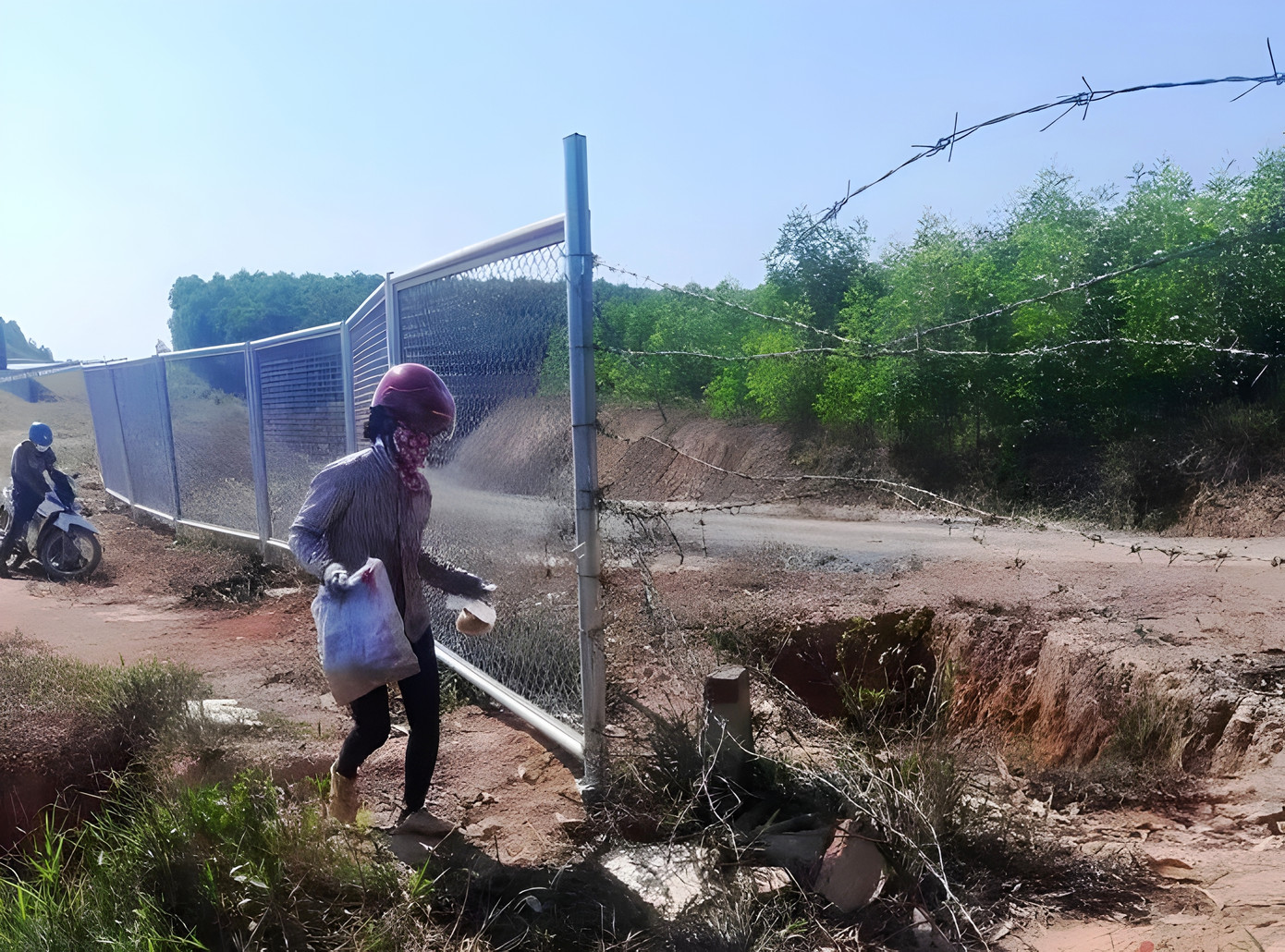 Người dân từ mở lối vào ra cao tốc bất chấp nguy hiểm và quy định cấm. Người dân từ mở lối vào ra cao tốc bất chấp nguy hiểm và quy định cấm.