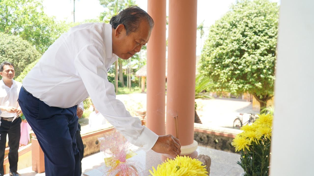 Nguyên Ủy viên Bộ Chính trị, nguyên Phó Thủ tướng Thường trực Chính phủ Trương Hòa Bình thăm, dâng hương tại Khu di tích Đại tướng Nguyễn Chí Thanh (huyện Quảng Điền, TT-Huế)