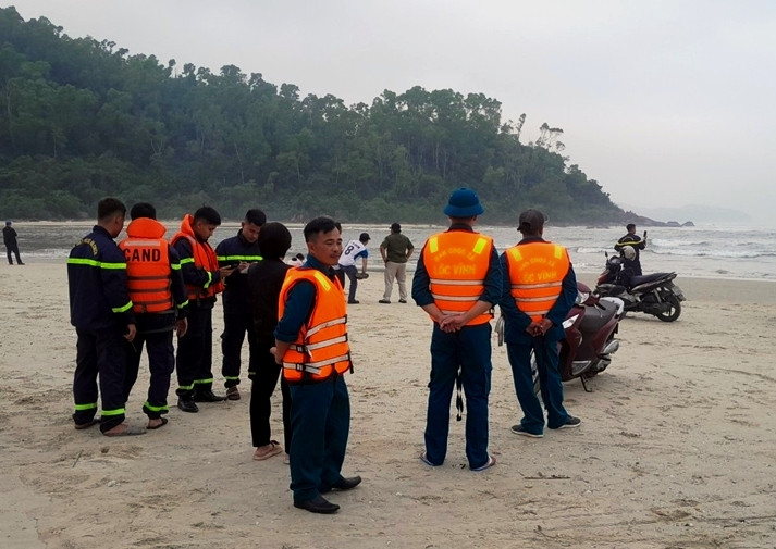 Cơ quan chức năng tỉnh TT-Huế triển khai lực lượng tìm kiếm ngư dân mất tích do lật thuyền đánh cá. Ảnh: H.P Cơ quan chức năng tỉnh TT-Huế triển khai lực lượng tìm kiếm ngư dân mất tích do lật thuyền đánh cá. Ảnh: H.P