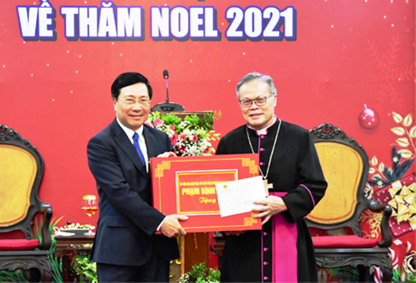 Phó Thủ tướng Thường trực Chính phủ Phạm Bình Minh tặng quà chúc mừng Tổng Giám mục Giuse Nguyễn Chí Linh Phó Thủ tướng Thường trực Chính phủ Phạm Bình Minh tặng quà chúc mừng Tổng Giám mục Giuse Nguyễn Chí Linh