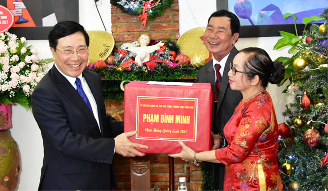 Phó Thủ tướng tặng quà mừng Giáng sinh cho giáo dân Huế Phó Thủ tướng tặng quà mừng Giáng sinh cho giáo dân Huế