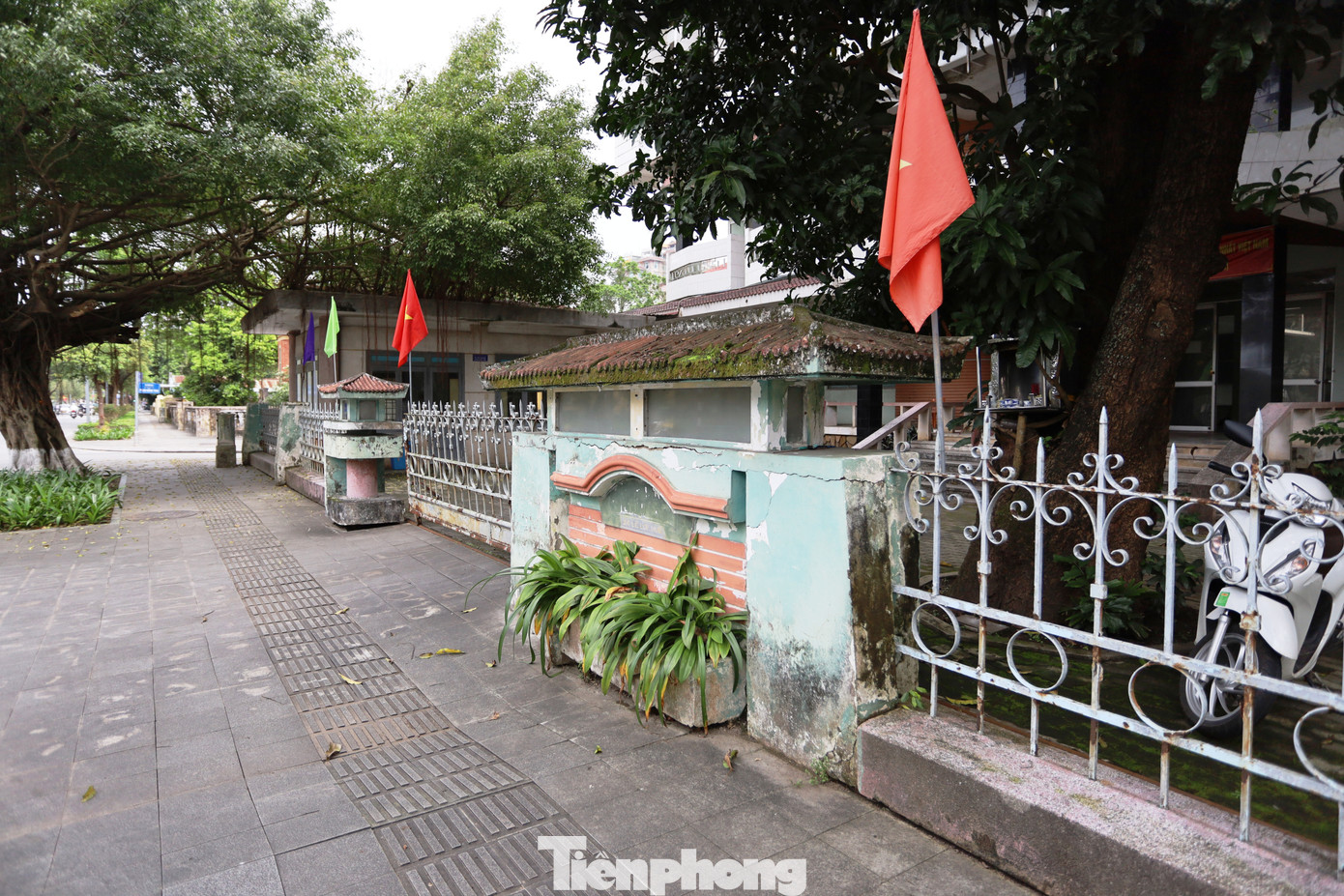 Trước thực trạng này, chính quyền thành phố Huế tìm hướng giải quyết nhằm tăng cường thu hút nhà đầu tư vào dãy “đất vàng” ven bờ nam sông Hương này.